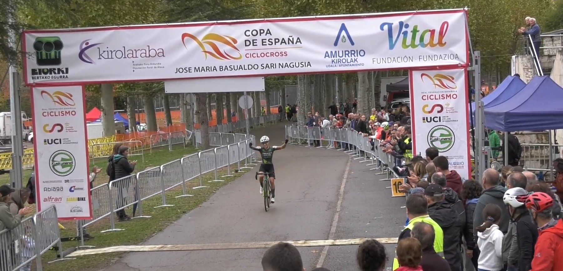 Arco de meta de gran formato y vallas en Ciclocross de Amurrio 2026