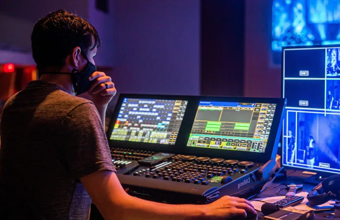 Equipo técnico de Onsonic Audiovisuales preparando un montaje audiovisual profesional