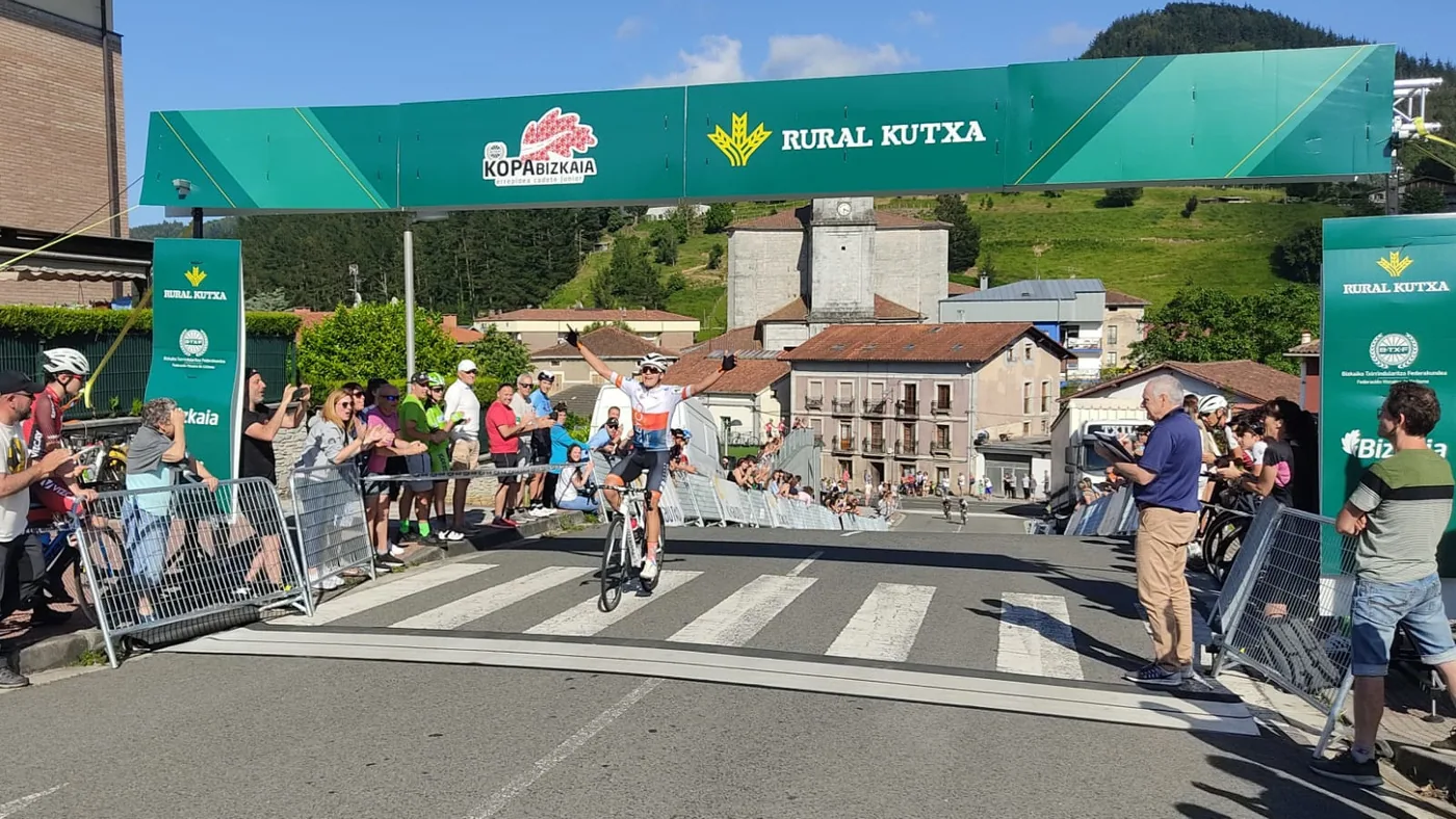 Caja Rural helmuga-arku zurruna