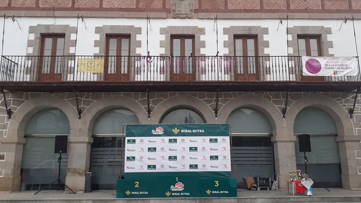 Caja Rural podium modular pertsonalizatua