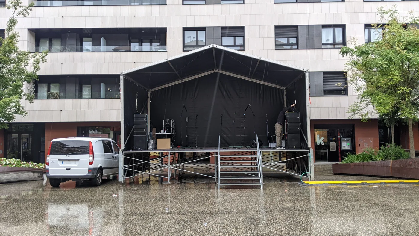 Montaje de megafonía en Plaza Alberto Acero de Laudio-Llodio.