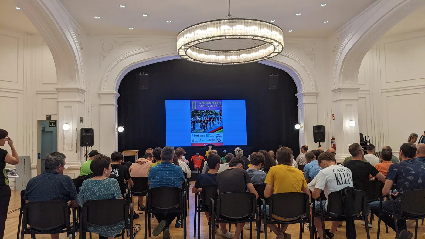 Megafonía y pantalla LED en presentación Emakumeen Aiarako Bira 2025.