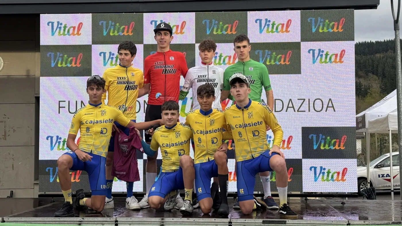 Podium Aiarako Bira 2026 con pantalla LED